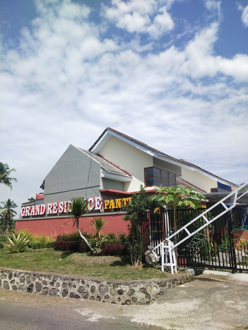 foto gerbang perumahan Grand residence panti 2