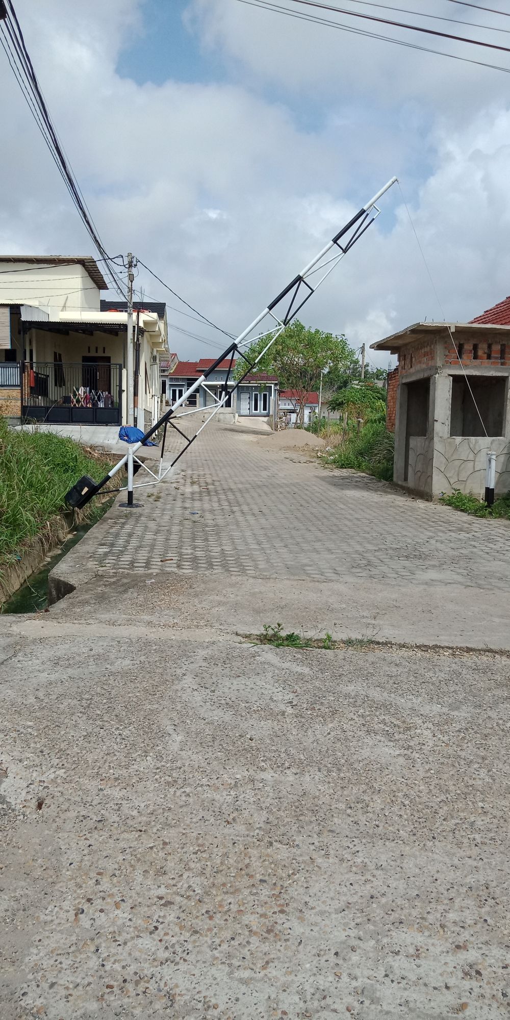 foto gerbang perumahan Edelweis Regency