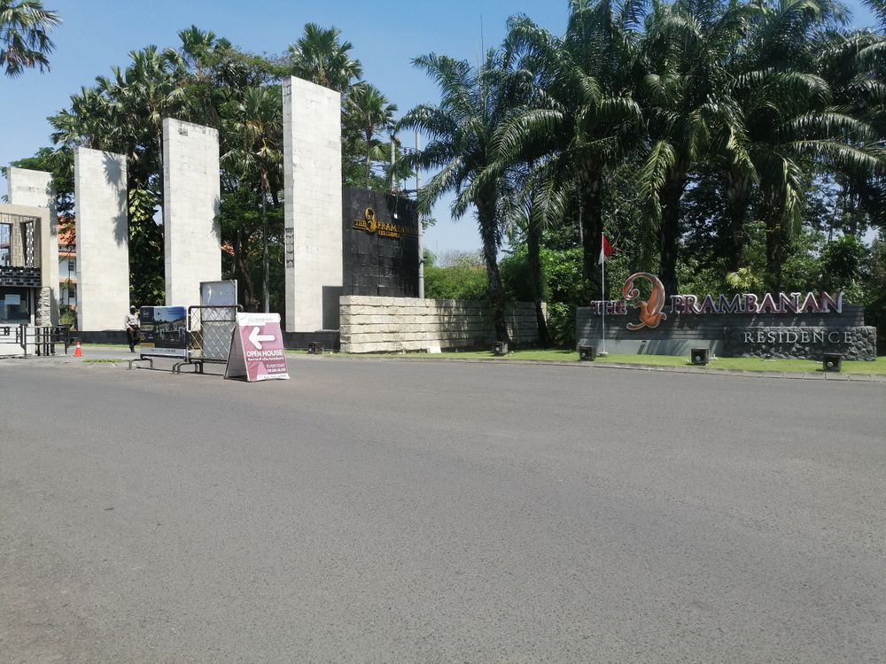 foto gerbang perumahan The Prambanan Residence