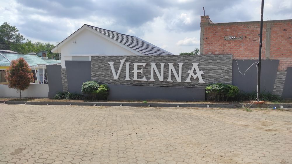 foto gerbang perumahan VIENNA Residence