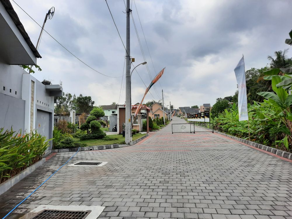 foto gerbang perumahan royal sedayu residence