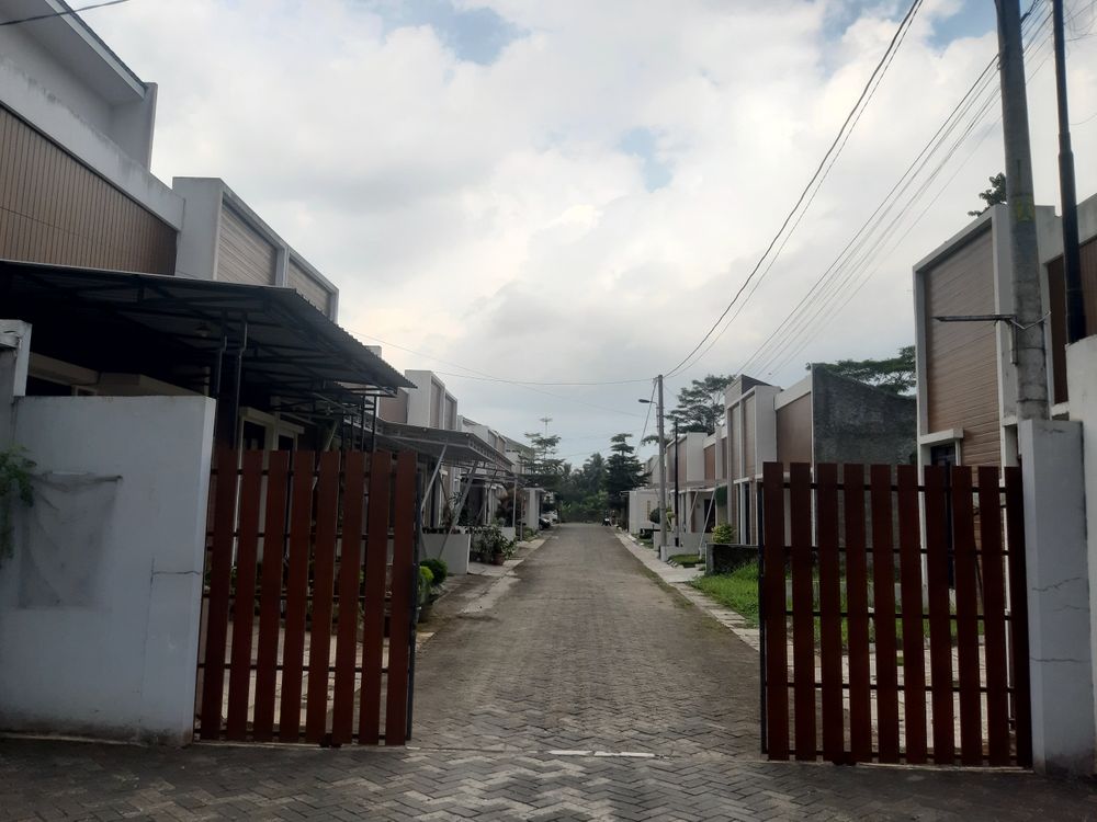 foto gerbang perumahan Casa Royal Residence