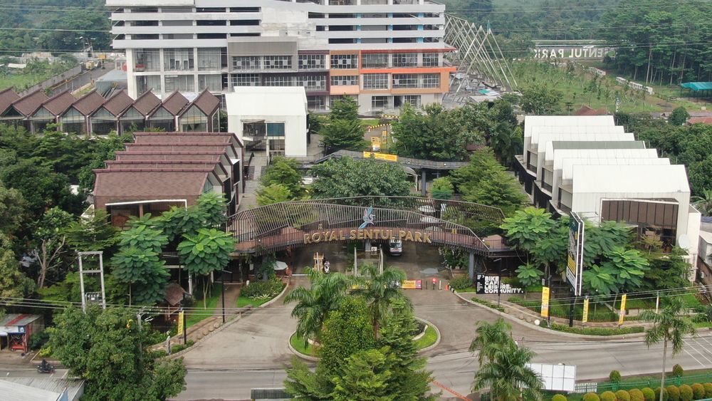 foto gerbang perumahan Royal Sentul Park