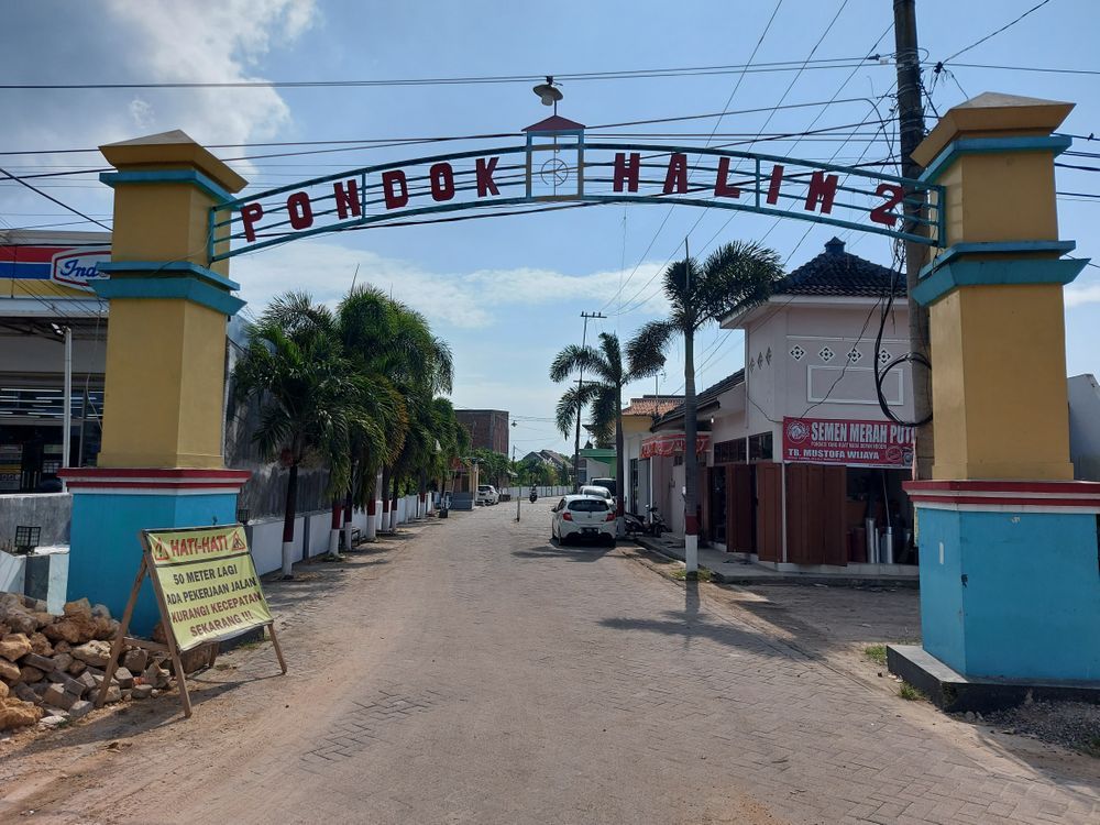 foto gerbang perumahan PERUM. PONDOK HALIM 2