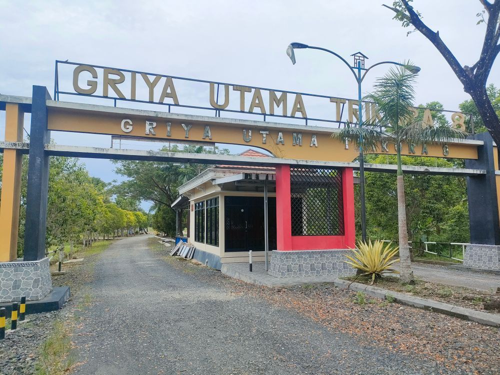 foto gerbang perumahan GRIYA UTAMA TRIKORA 8