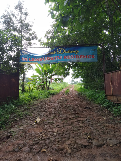 foto gerbang perumahan Lembursitu Residence