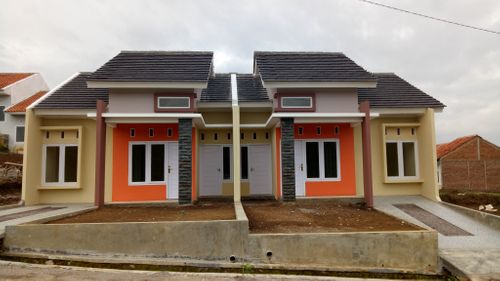 foto tampak rumah tipe RS 42/105 TENGAH perumahan Perumnas Griya Karangpawitan