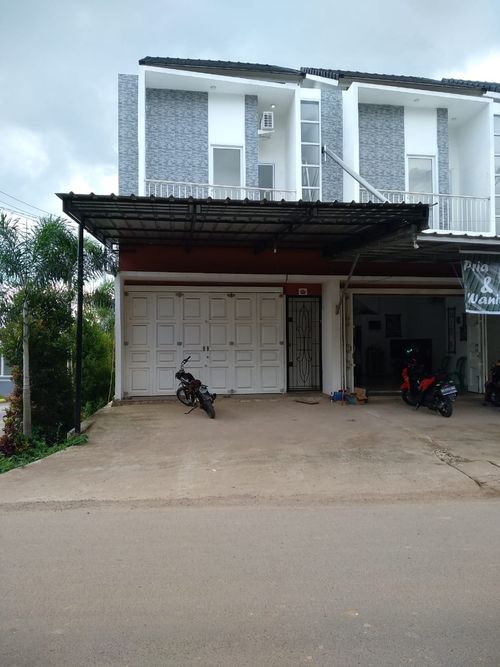 foto tampak rumah tipe 90 perumahan GOLDEN LAND REGENCY