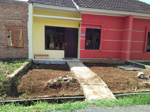 foto tampak rumah tipe 30 perumahan BUMI PESONA CIPACUNG
