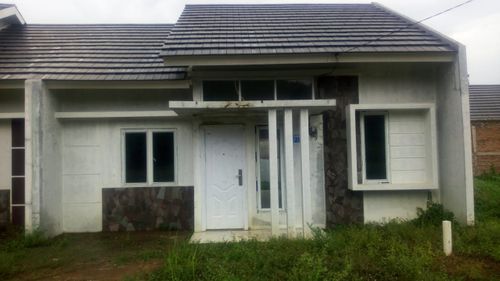 foto tampak rumah tipe 60/120 perumahan Pesona Jati Indah Cibungur