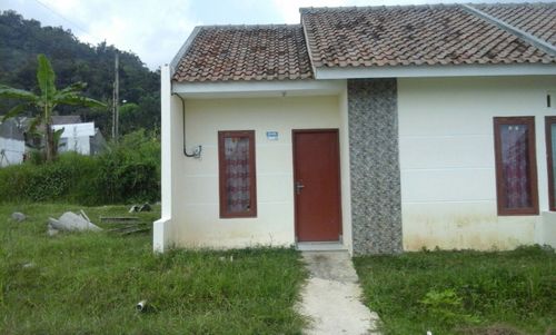 foto tampak rumah tipe 30/60 perumahan Graha Doplang Mas