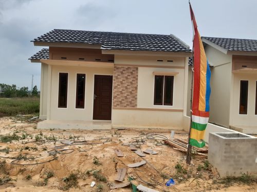 foto tampak rumah tipe 36/108 perumahan GRAHA KAROSIN