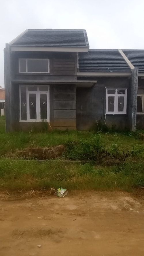 foto tampak rumah tipe 36/72 perumahan Golden Village