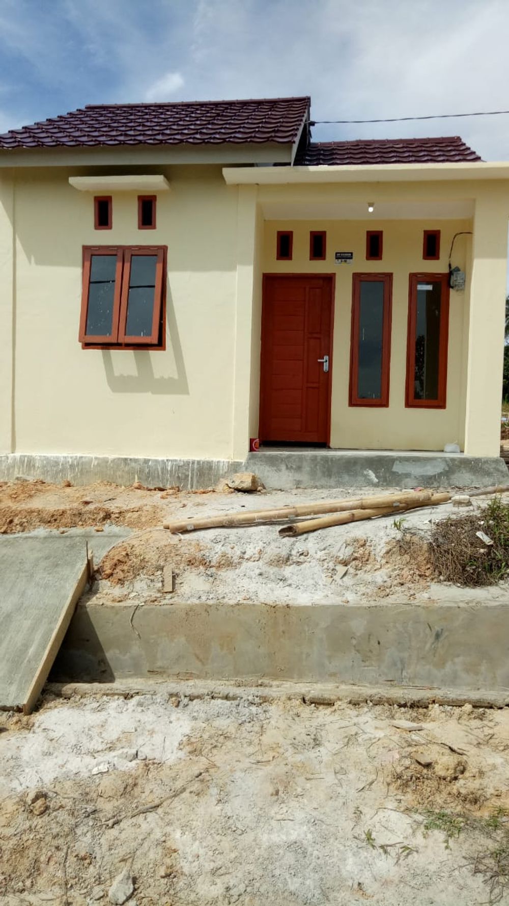 foto tampak rumah tipe 32 perumahan MUTIARA INDAH LAMARU