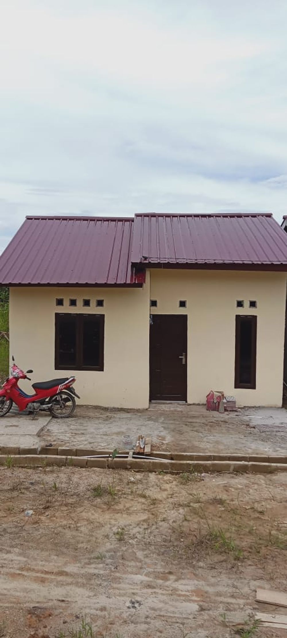 foto tampak rumah tipe 36/84 perumahan PERUMAHAN PURI KARANG JOANG