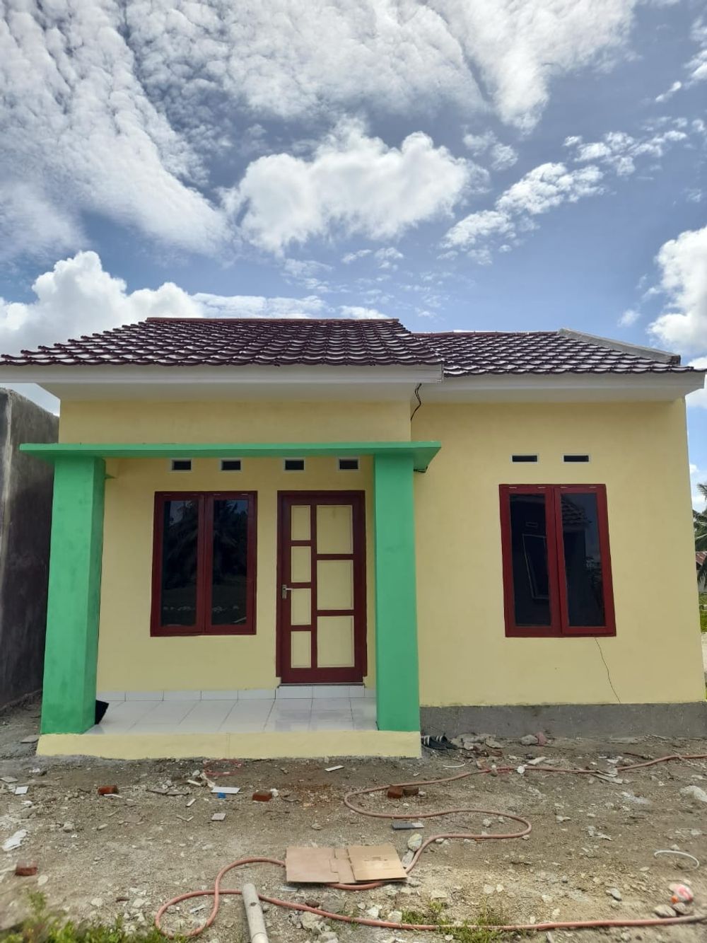 foto tampak rumah tipe 36/96 perumahan Laguna Albani Permai