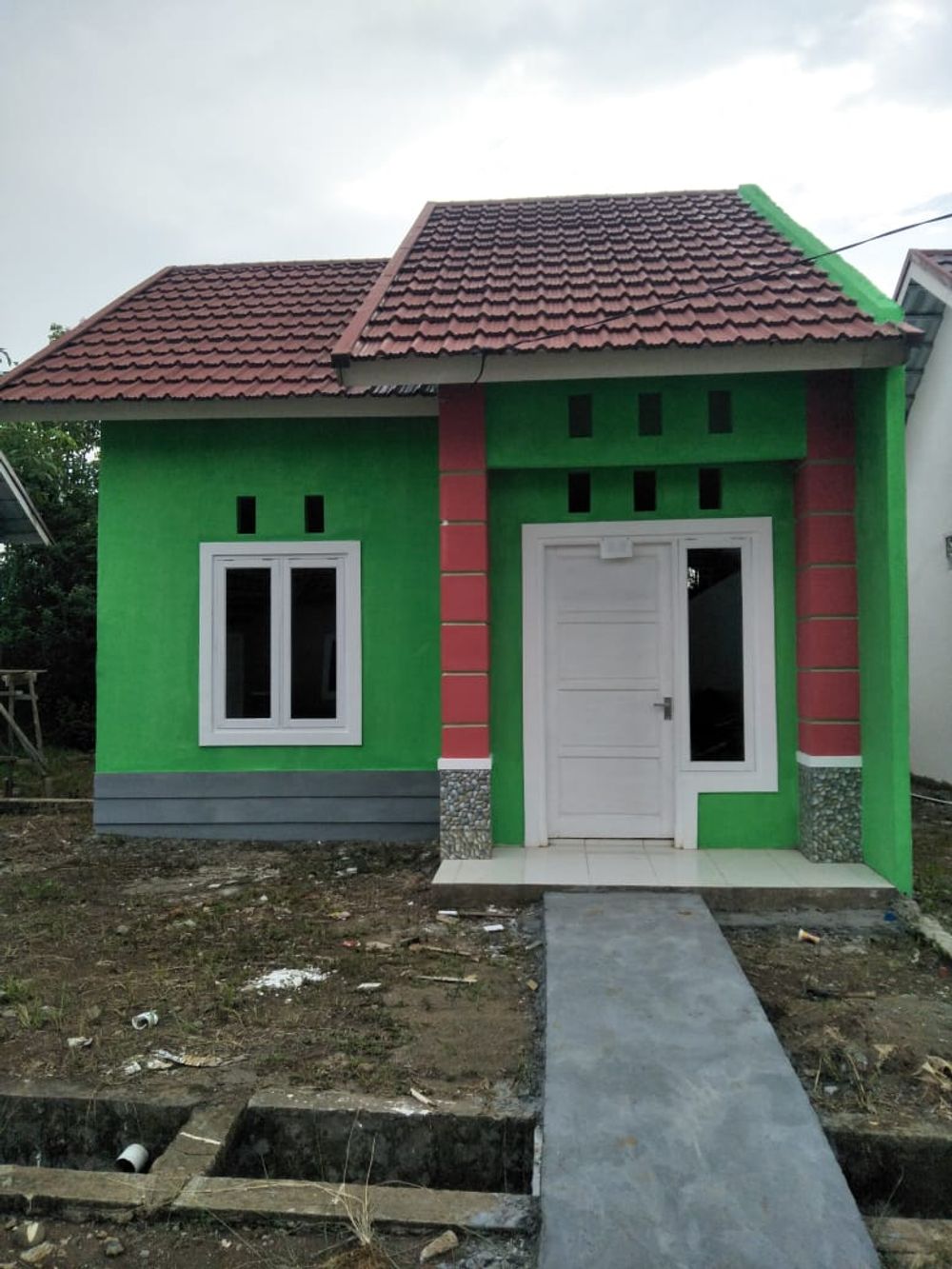 foto tampak rumah tipe 36/96 perumahan GRAND VILLE TABALESTARI 