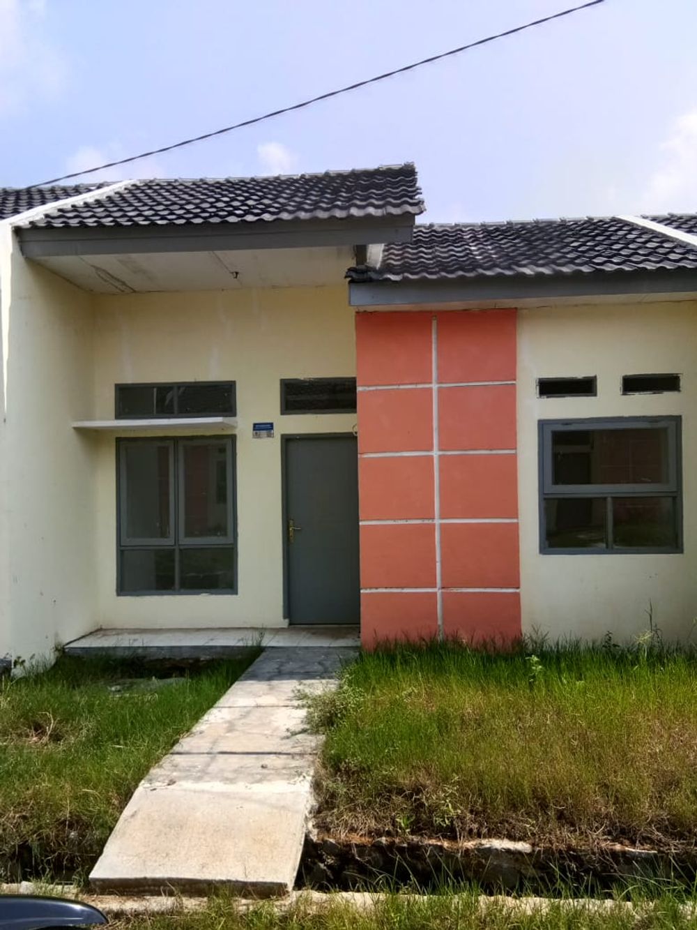 foto tampak rumah tipe 30/60 perumahan Puri Kosambi