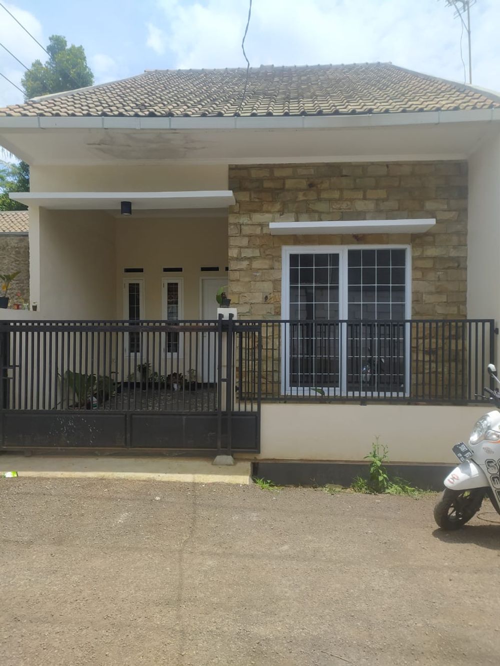 foto tampak rumah tipe 42/72 perumahan Kanahaya City Cisero