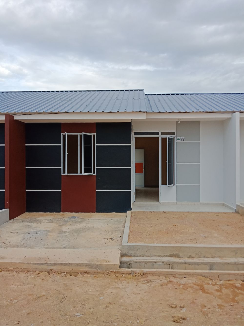 foto tampak rumah tipe 36/90 perumahan SRAYA RESIDENCE