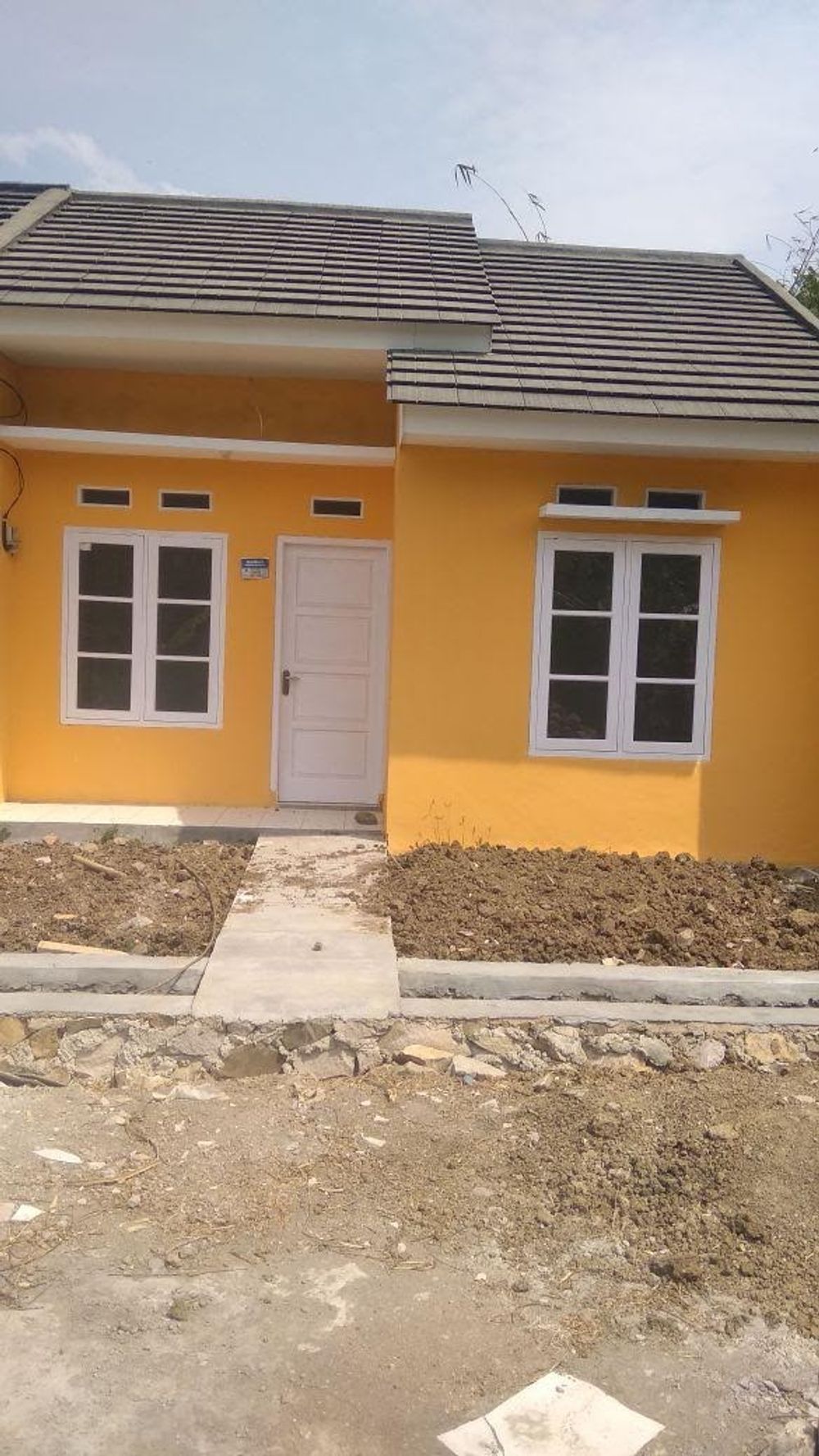 foto tampak rumah tipe 30 perumahan Bale Agung Bernessa