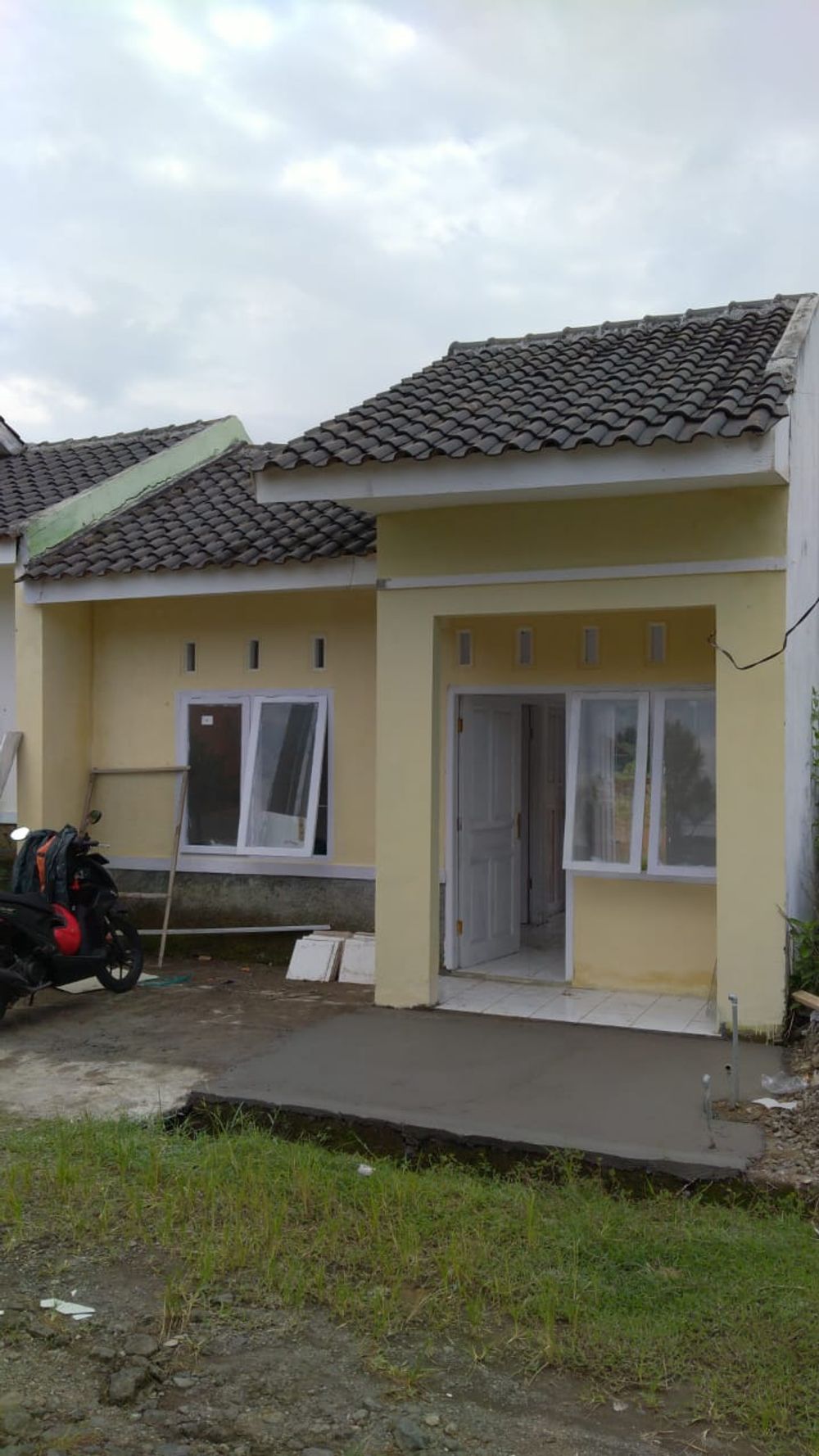 foto tampak rumah tipe 36/60 perumahan Troso Baru