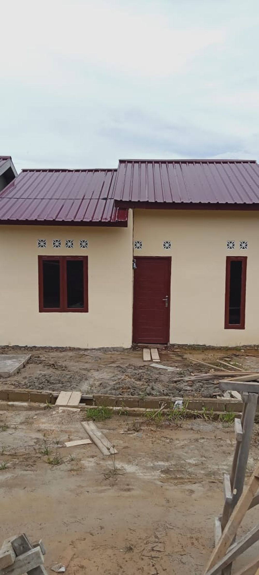 foto tampak rumah tipe 36/84 perumahan PERUMAHAN PURI KARANG JOANG