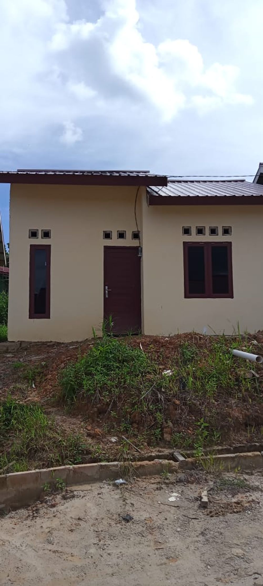 foto tampak rumah tipe 36/84 perumahan PERUMAHAN PURI KARANG JOANG