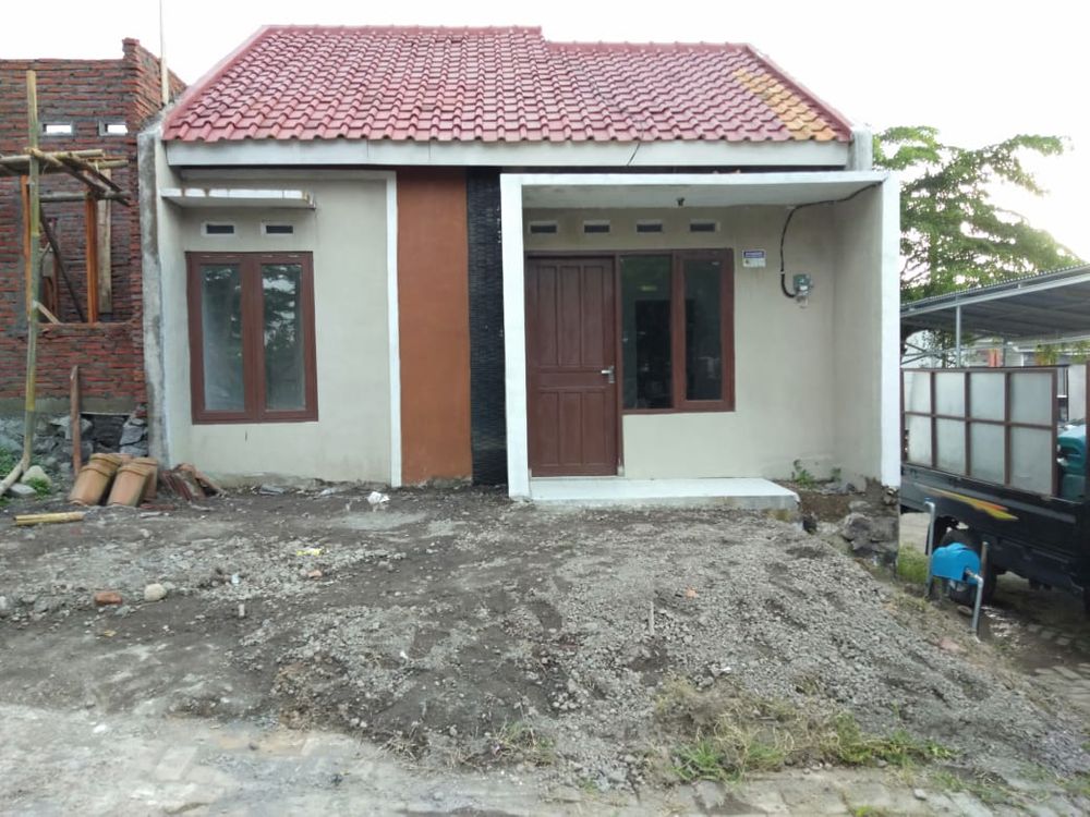 foto tampak rumah tipe SARASWATI perumahan BUMI SARASWATI 