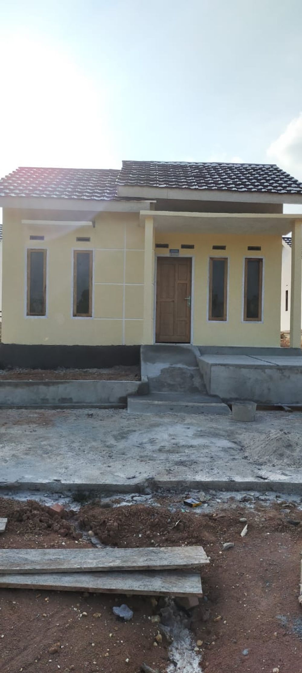 foto tampak rumah tipe 36/120 perumahan Puri Kencana II