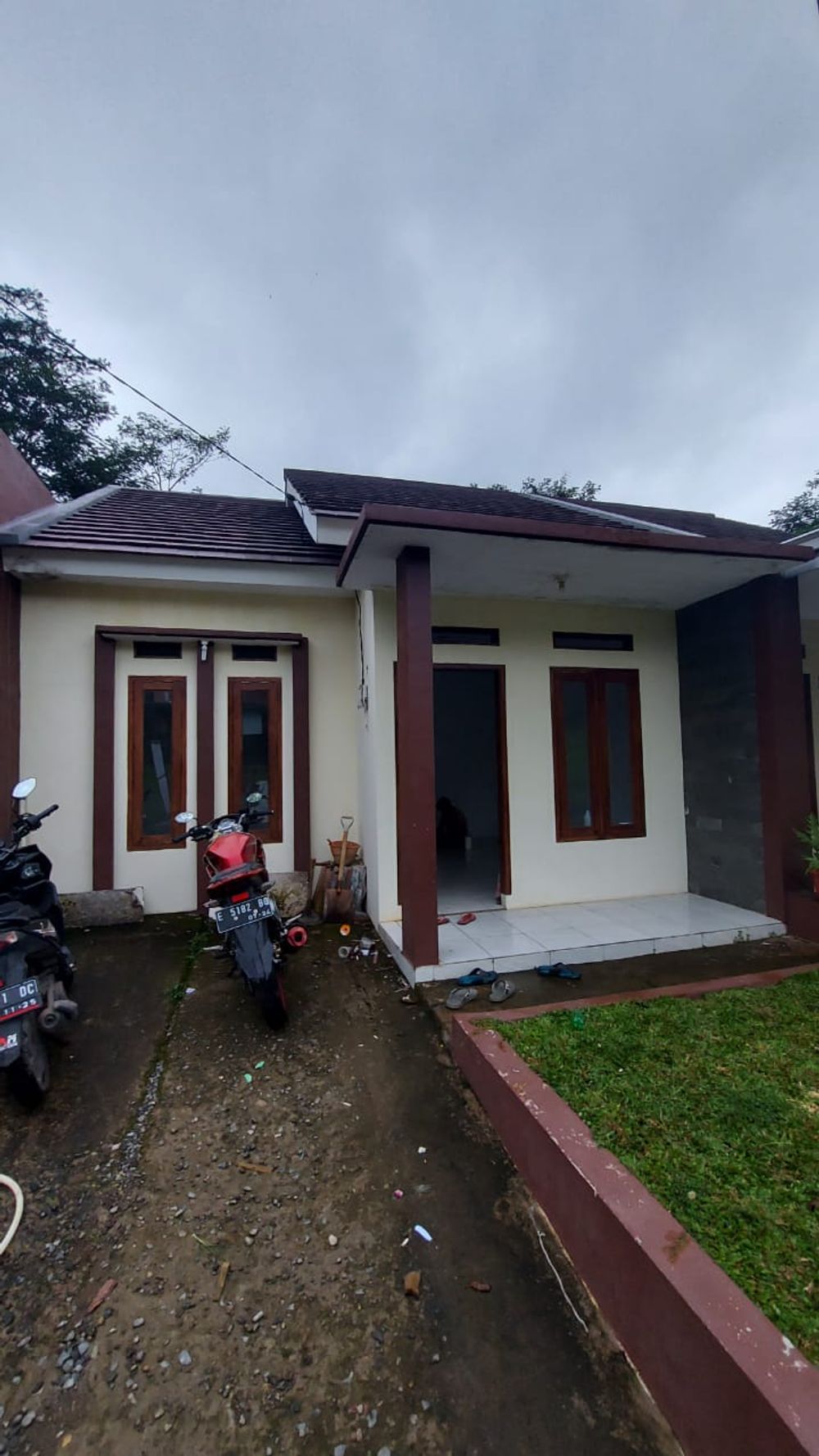 foto tampak rumah tipe 36/72 perumahan GRAHA TIARA