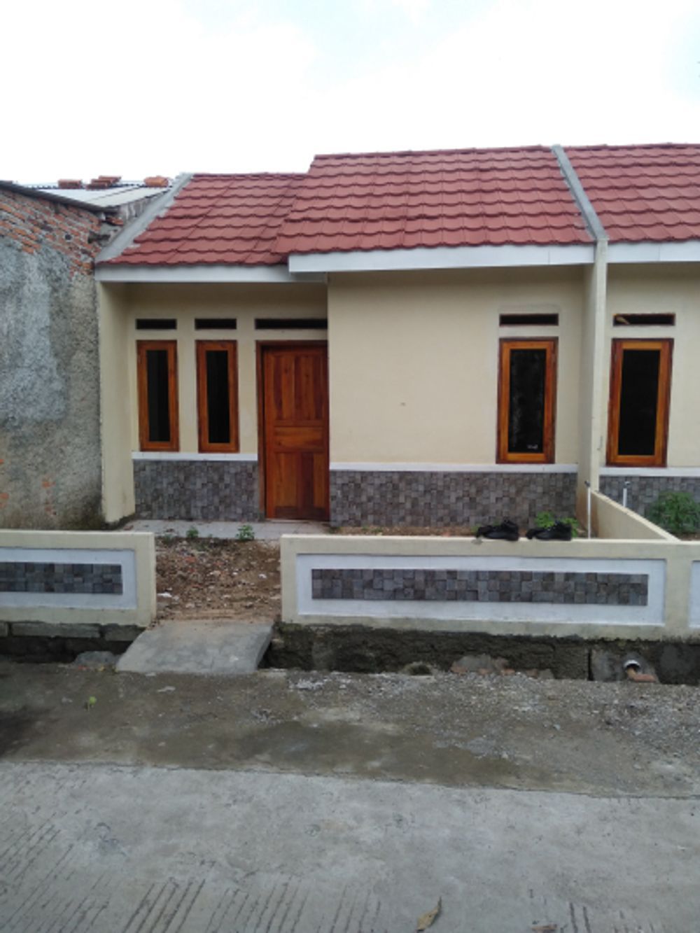 foto tampak rumah tipe 22/60 perumahan CIBARUSAH INDAH 1