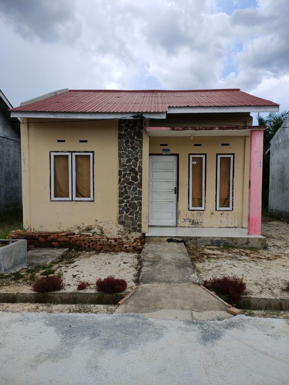 foto tampak rumah tipe 36/103 perumahan GRIYA SAKTI KM6
