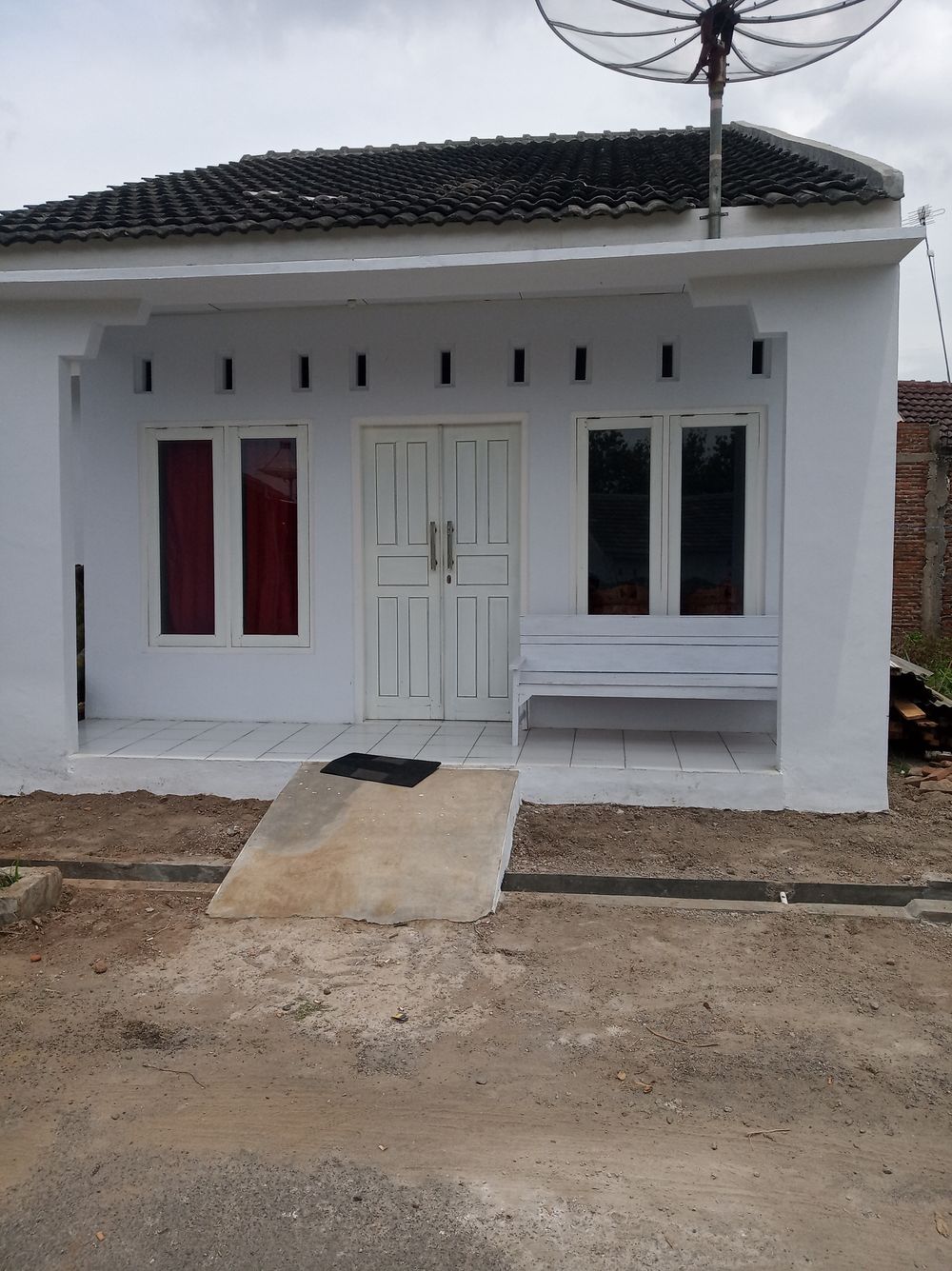 foto tampak rumah tipe Komersil perumahan Griya Sekar Asri 2