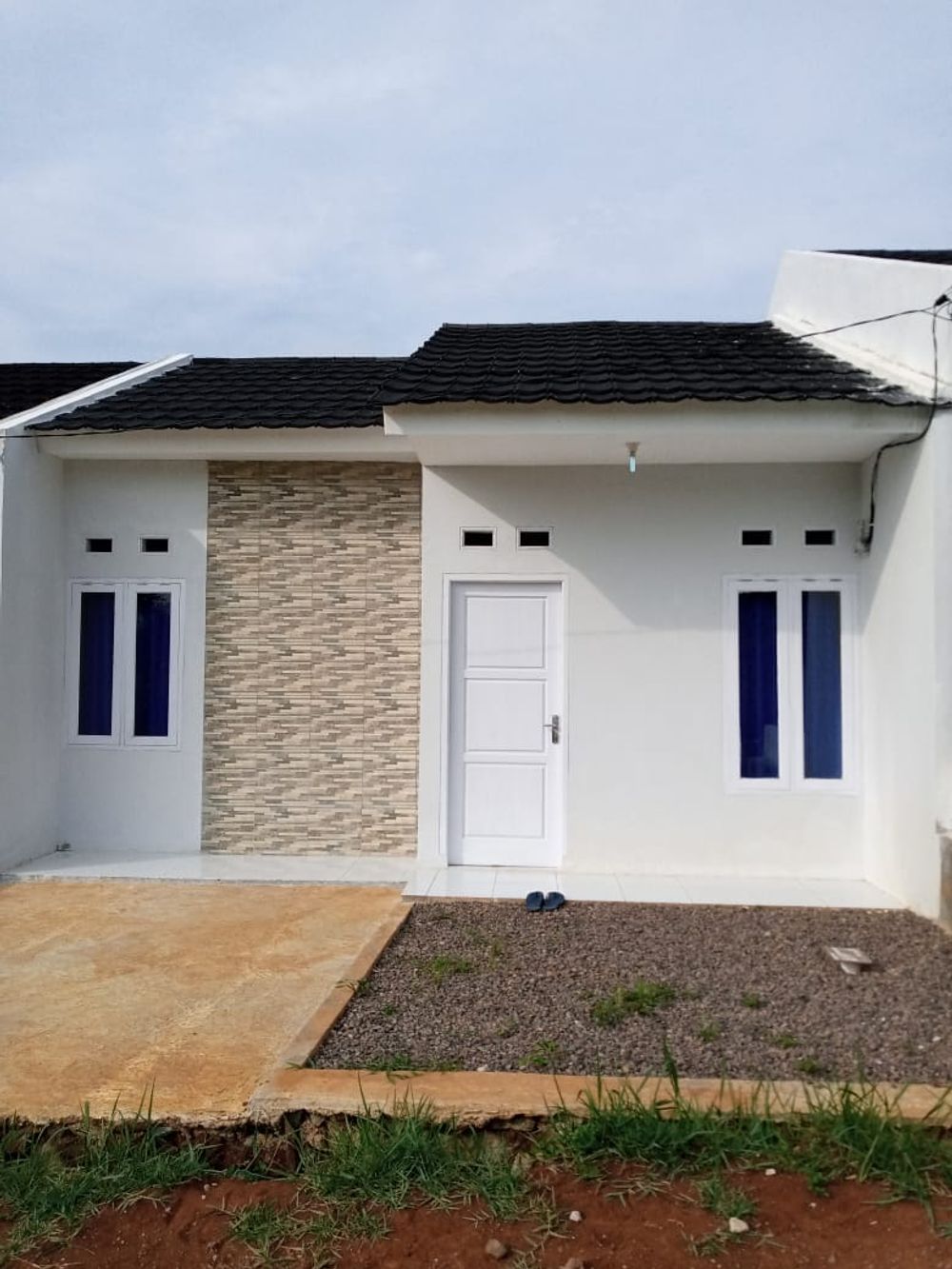 foto tampak rumah tipe minimalis perumahan Lembursitu Residence