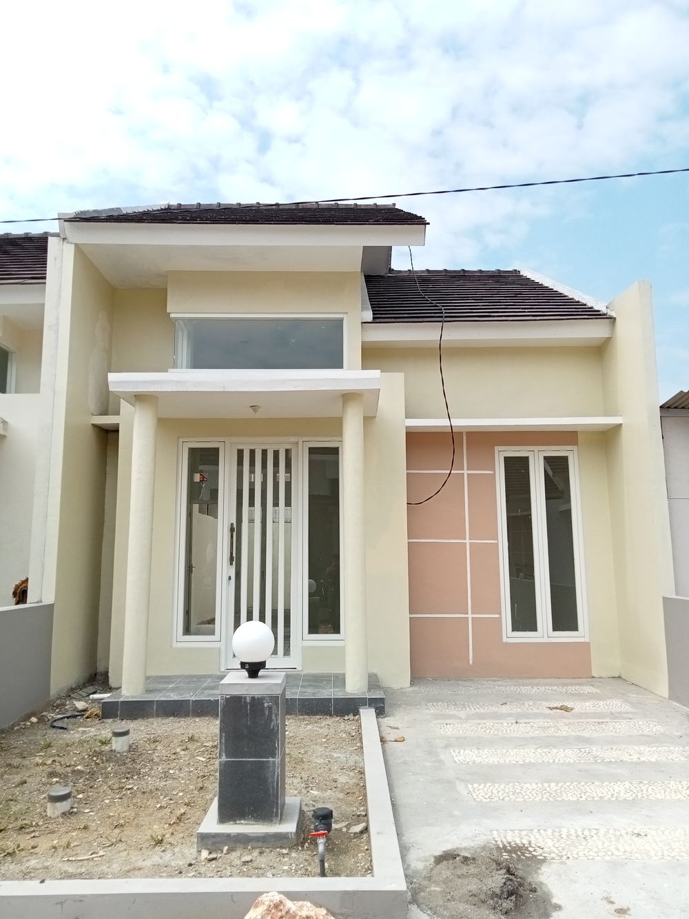 foto tampak rumah tipe PREMIUM T. 36/60 perumahan Emerald Garden Regency