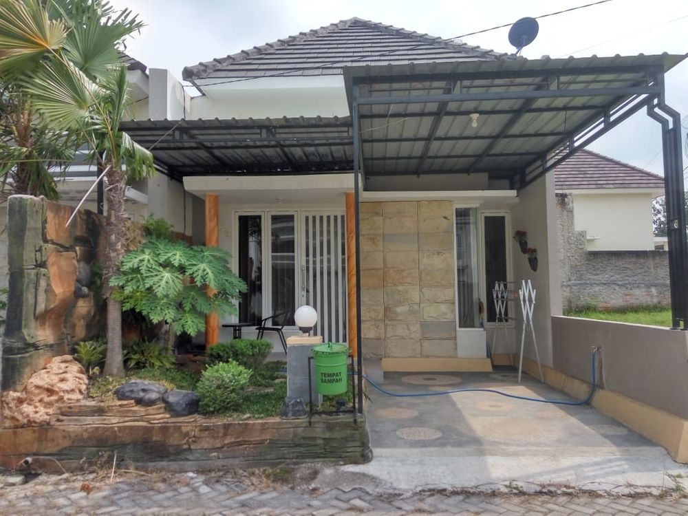 foto tampak rumah tipe EKSKLUSIF T. 42/84 perumahan Emerald Garden Regency