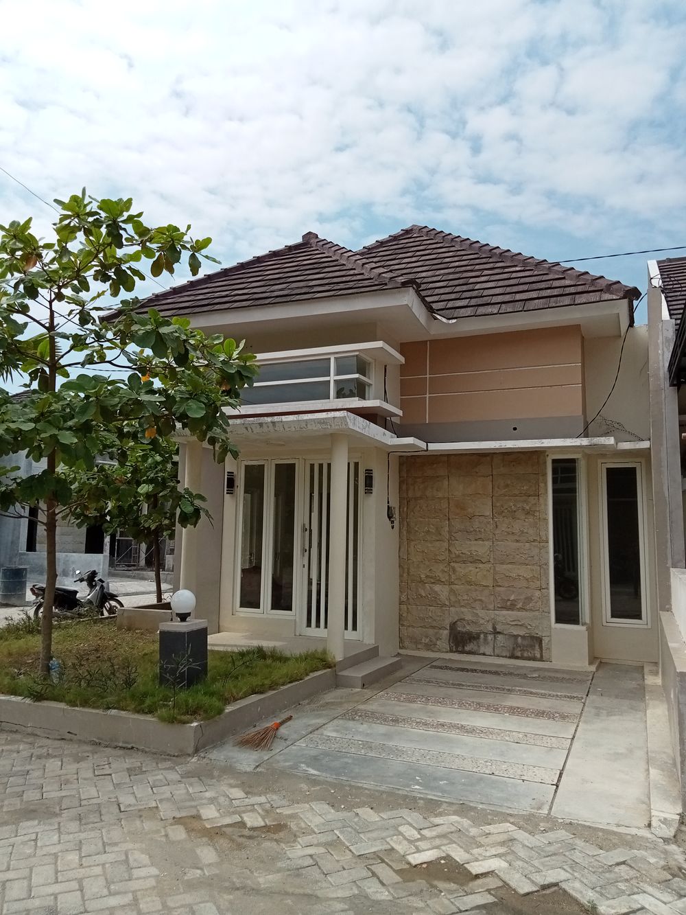 foto tampak rumah tipe EKSKLUSIF T. 60/181 perumahan Emerald Garden Regency