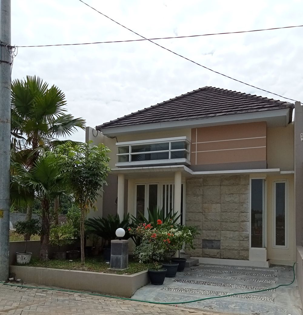 foto tampak rumah tipe EKSKLUSIF T. 50/123 perumahan Emerald Garden Regency