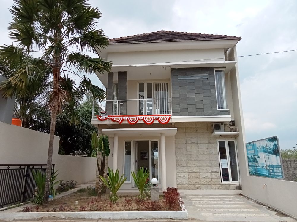 foto tampak rumah tipe EKSKLUSIF T. 100/147 perumahan Emerald Garden Regency