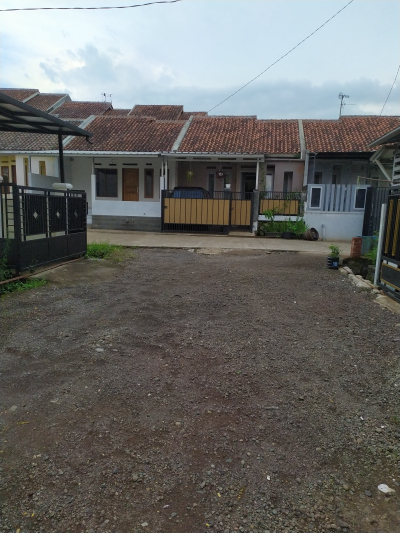foto posisi tengah perumahan VILLA BUKIT SAKURA