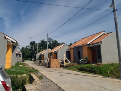 foto posisi tengah perumahan NIRWANA RESIDENCE KARANGGEDE