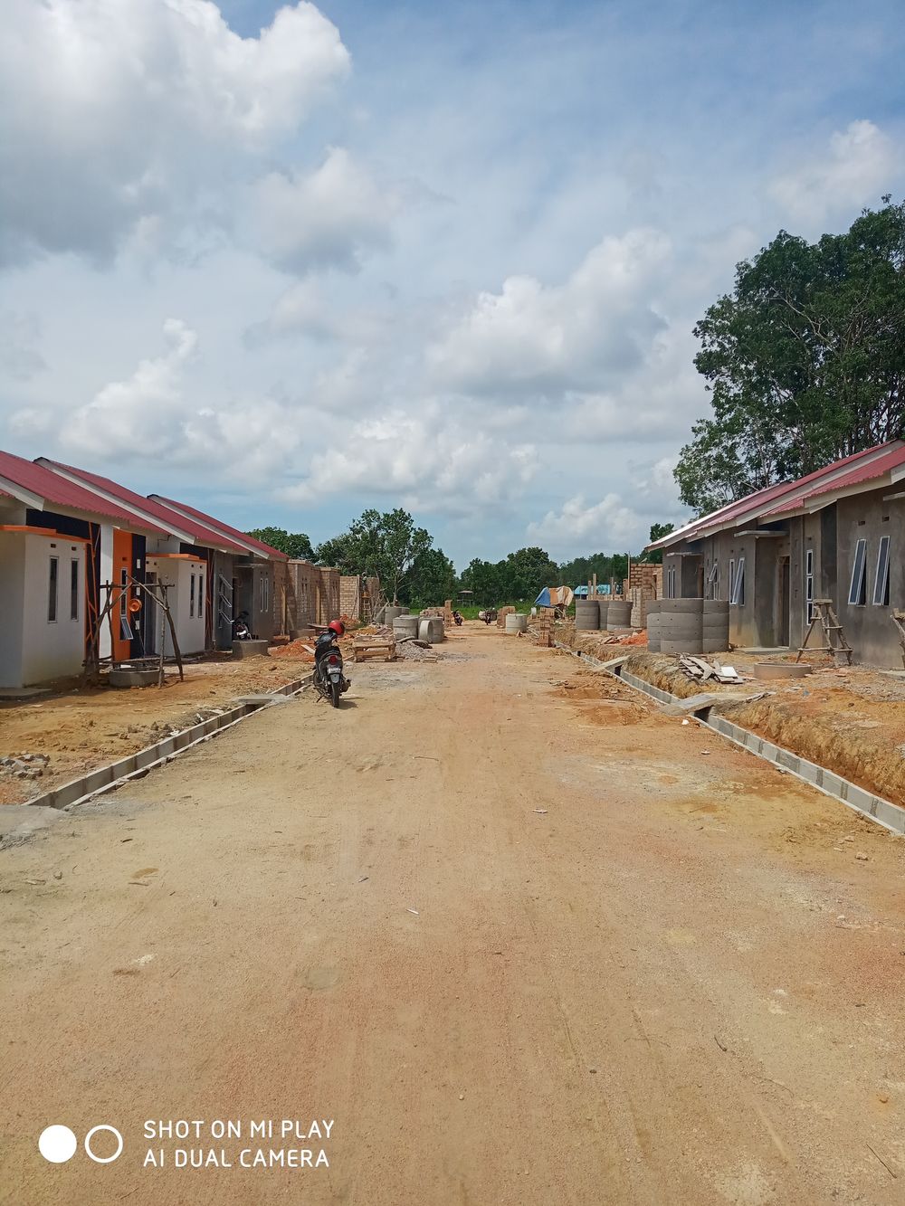 foto posisi tengah perumahan PESONA MUTIARA PERMAI