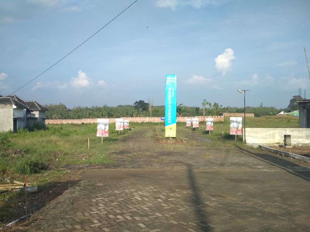 foto posisi tengah perumahan Emerald Garden Regency