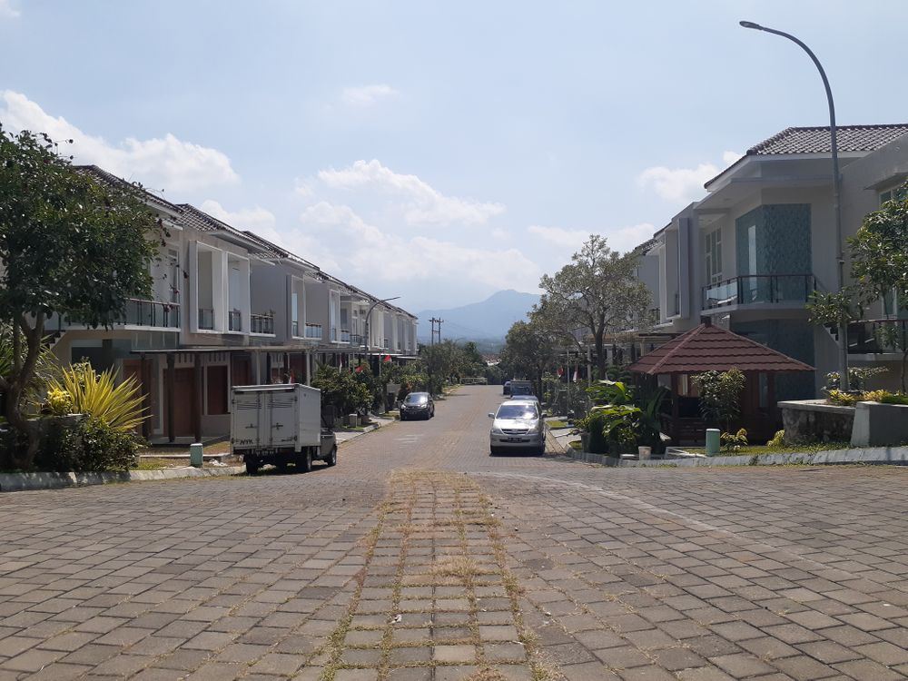 foto posisi tengah perumahan PERUMAHAN SENOPATI RESIDENCE