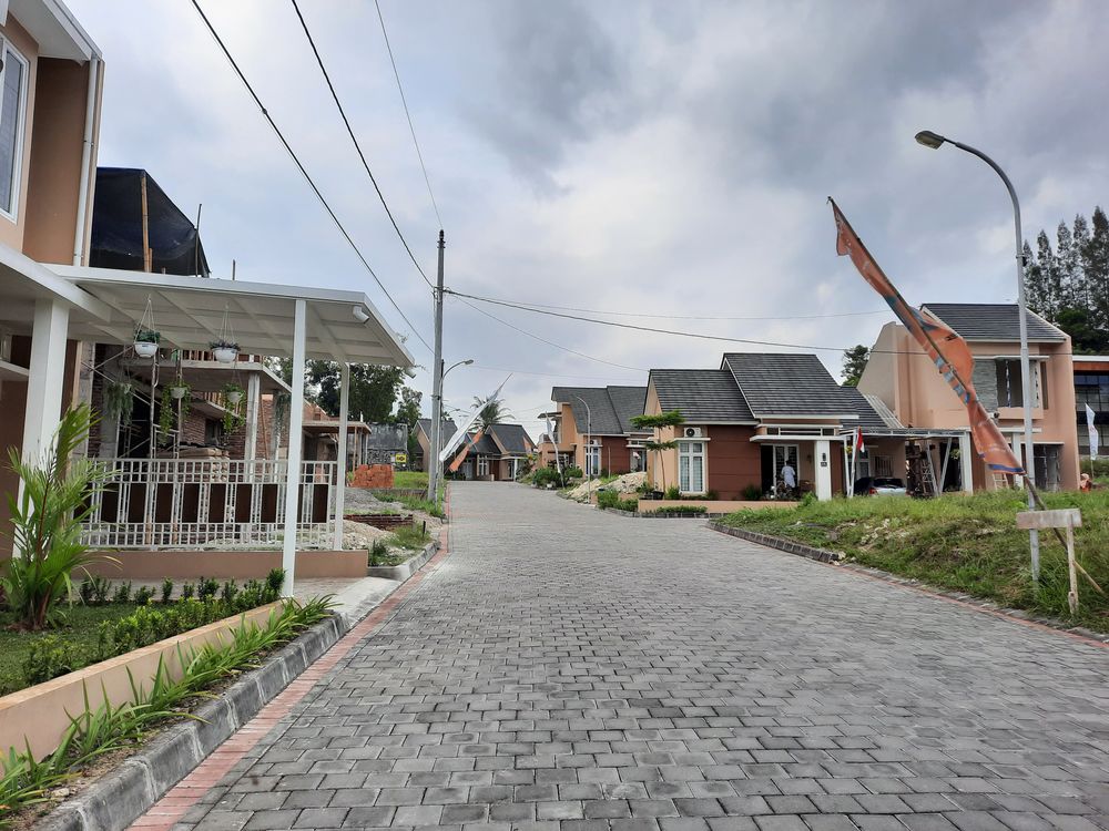 foto posisi tengah perumahan royal sedayu residence