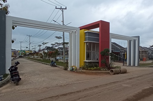 foto gerbang perumahan Barangaroo Kirana Home's