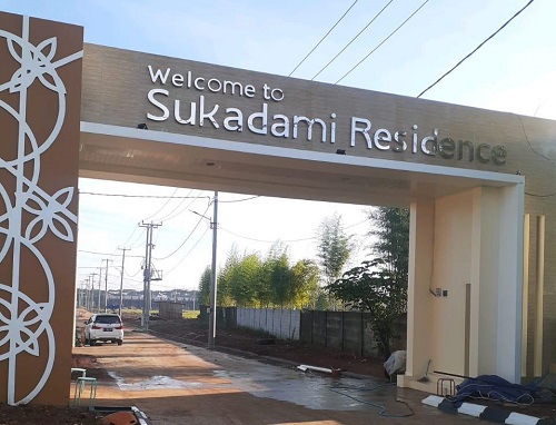 foto gerbang perumahan SUKADAMI RESIDENCE