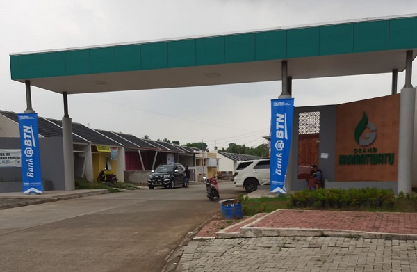 foto gerbang perumahan GRAND KRAMATWATU