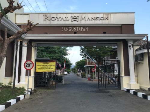 foto gerbang perumahan Royal Mansion Banguntapan